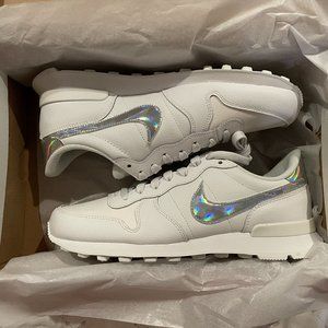 Women's Nike Internationalist SE white sneakers, size 9, NIB